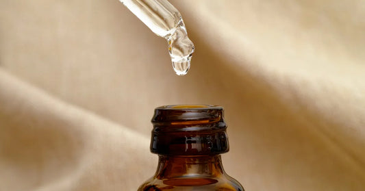 Préparation d'une huile anti-cellulite maison dans un flacon en verre ambré avec pipette – soin naturel et fait maison