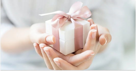 Cadeau femme 40 ans emballé dans un écrin blanc avec ruban rose, idée cadeau originale et élégante pour anniversaire