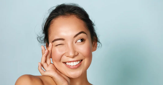 Femme souriante avec une peau lisse et lumineuse illustrant comment avoir une belle peau naturellement