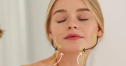 Maigrir visage : femme réalisant un massage drainant pour affiner l’ovale et maigrir du visage, avec flèches montrant les mouvements ascendants