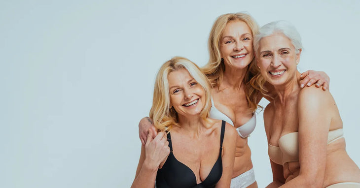 Trois femmes souriantes en lingerie, incarnant la beauté naturelle et la confiance en soi à tout âge