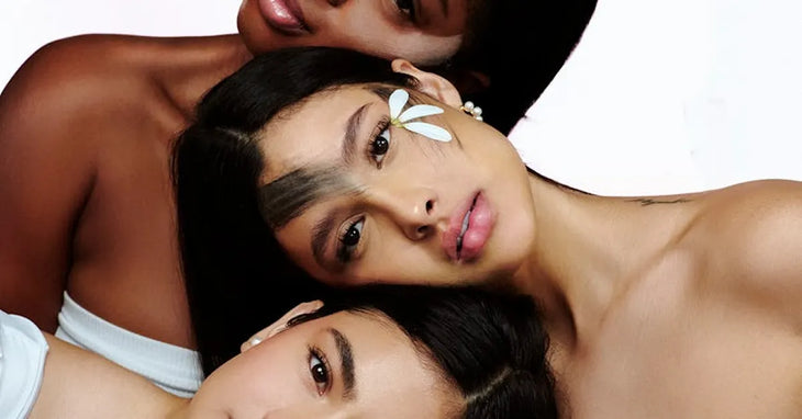 Trois femmes de différentes origines avec des types de peau variés illustrant l'importance de connaître son type de peau pour une routine beauté personnalisée