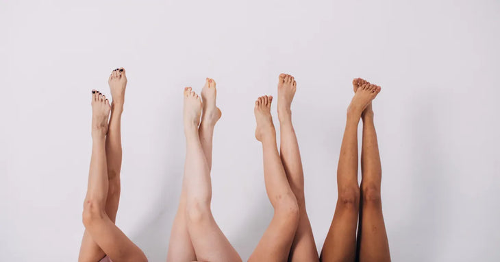 Photo de jambes levées représentant les effets du drainage lymphatique sur la rétention d’eau et l’aspect peau d’orange lié à la cellulite