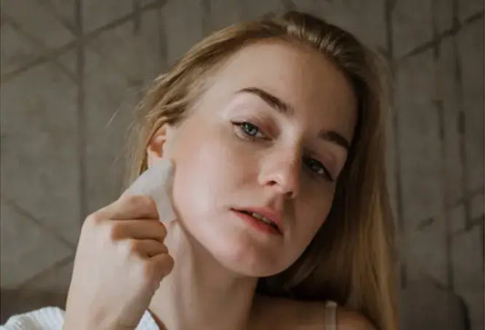 Gua Sha double menton : 10 étapes pour un effet liftant