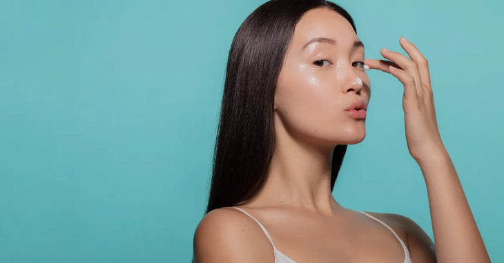 femme avec peau lumineuse appliquant un soin visage dans le cadre d'une routine skincare coréenne glass skin