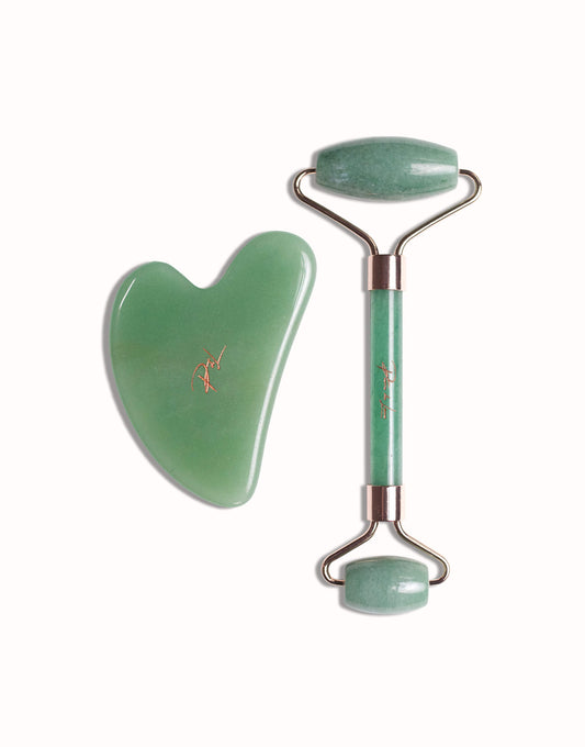 Gua sha et roller en aventurine naturelle, présentés sur un fond blanc, mettant en valeur leur qualité et leur finition artisanale.