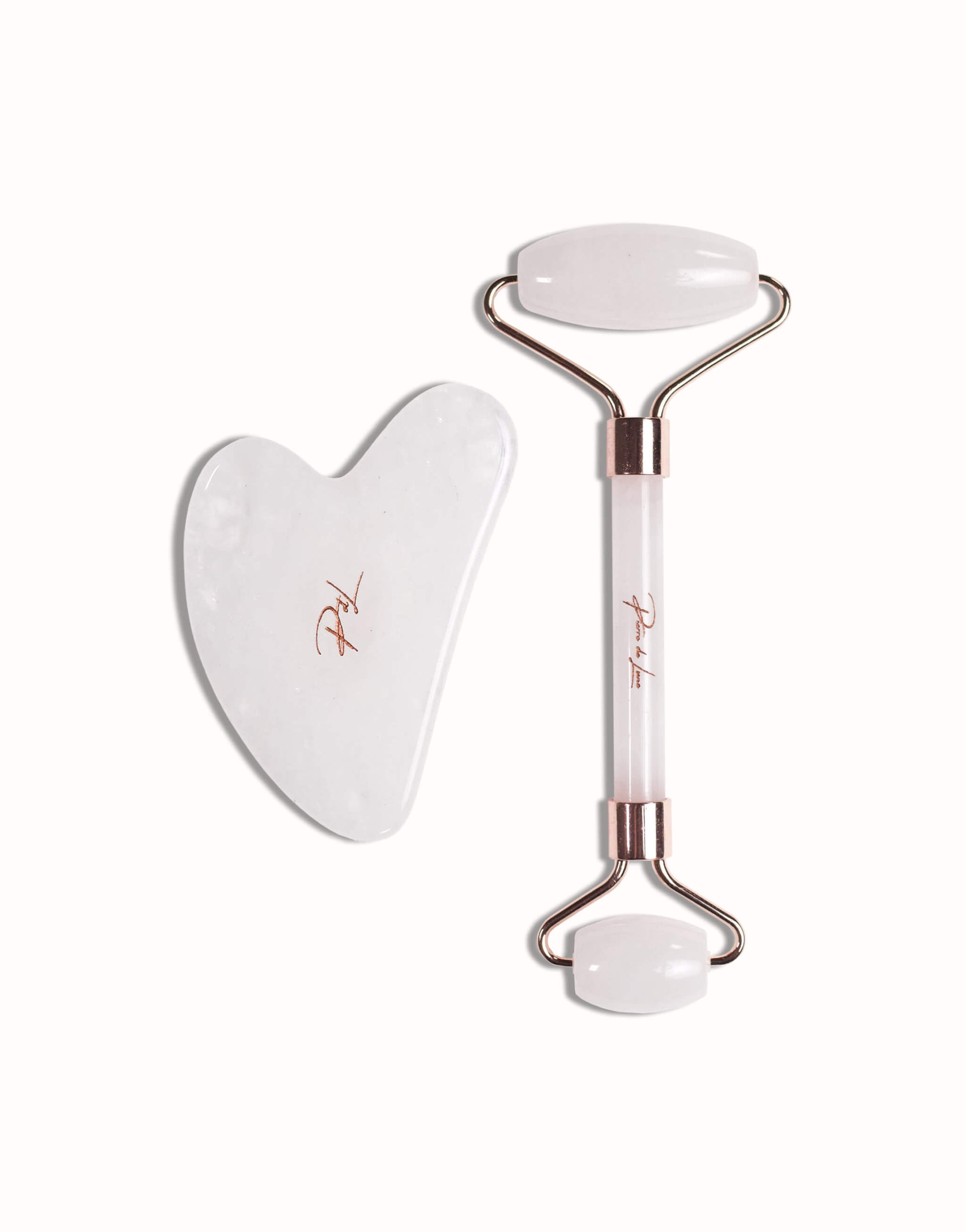 Gua sha et roller en cristal de roche naturel, présentés sur un fond blanc, mettant en valeur leur qualité et leur finition élégante.