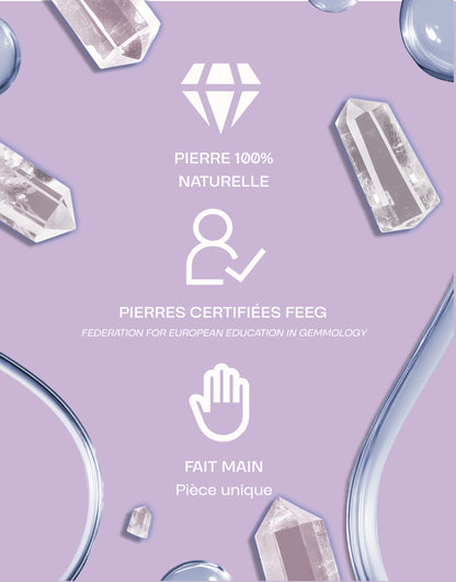 Image présentant des pierres de cristal de roche naturelles certifiées par la FEEG, fait main, sur un fond violet avec des éléments graphiques blancs